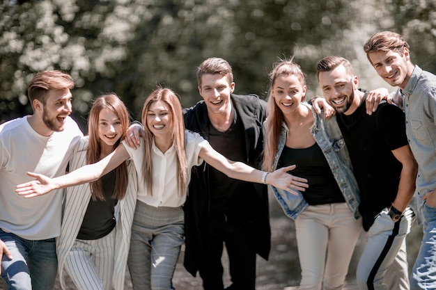 Equipe de jovens bem sucedidos o conceito de formação de equipes