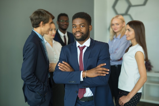 equipe de jovens bonitos no escritório