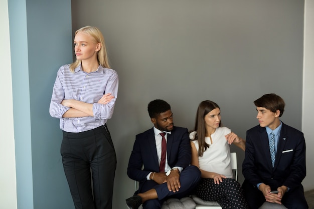 Equipe de jovens bonitos no escritório