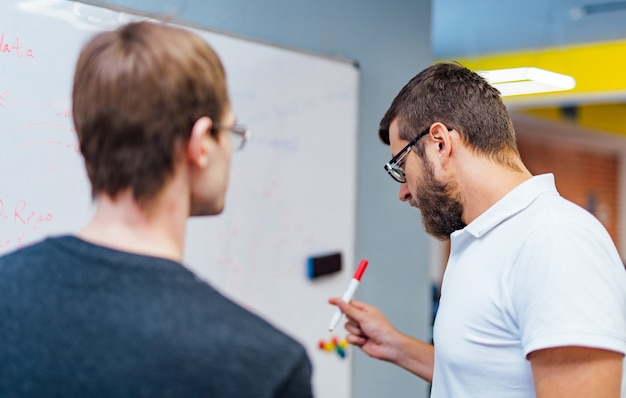 Equipe de jovens colegas de trabalho em reunião