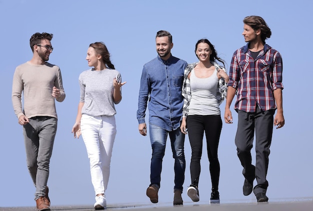 Equipe de jovens criativos ao ar livre