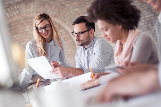 Equipe de jovens empresários sorridentes bem-sucedidos