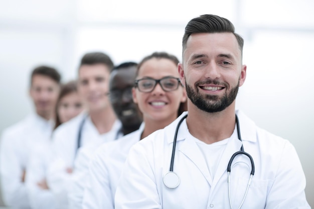 Equipe de jovens médicos profissionais juntos no laboratório posando com os braços cruzados