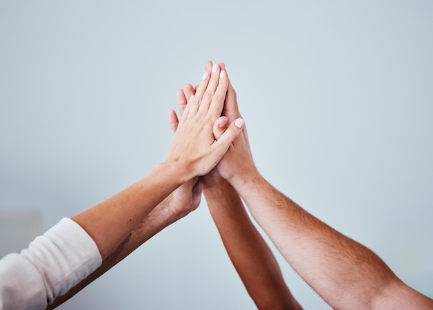 Equipe de mais cinco e mãos de pessoas em comemoração pela reunião ou colaboração de construção de equipe de realização de trabalho em equipe Apoio de solidariedade de grupo e amigos da comunidade comemoram o sucesso da missão de caridade