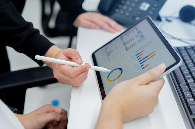 Foto equipe de marketing tenta explicar sobre o lucro da empresa