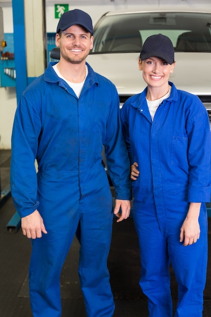 Foto equipe de mecânica sorrindo na câmera