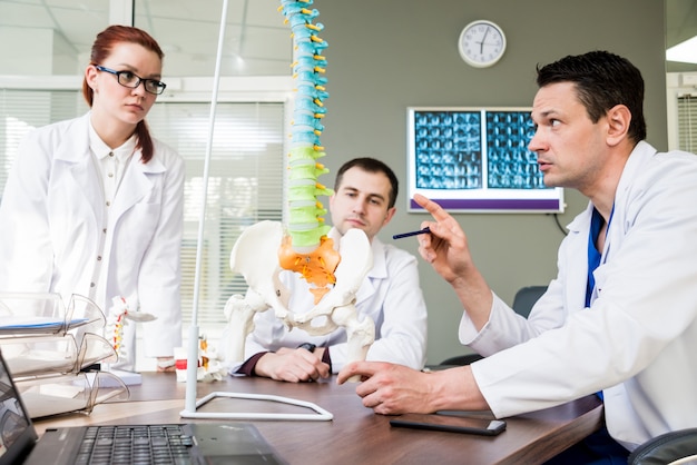 Equipe de médicos com conselho médico no hospital.