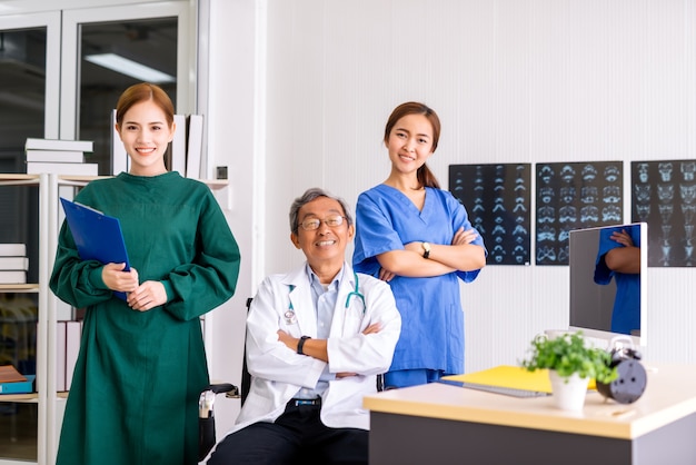 Foto equipe de médicos de retrato no hospital de escritório