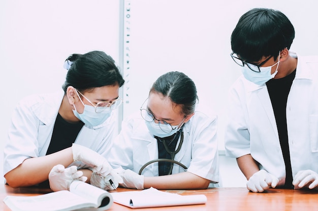 Equipe de médicos discutindo diagnóstico, tratamento do paciente durante a conferência