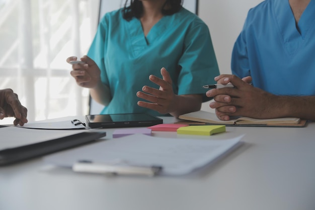 Foto equipe de médicos e empresária tendo uma reunião no consultório médico