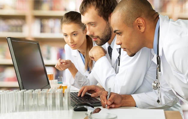 Foto equipe de médicos falando de experiência no hospital e trabalhando no laboratório