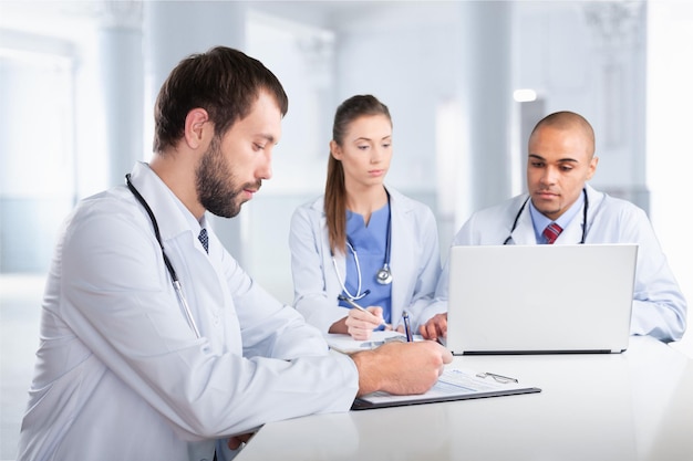 Equipe de médicos falando de experiência no hospital por laptop