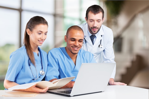 Equipe de médicos falando experiência em hospital e trabalhando no laboratório