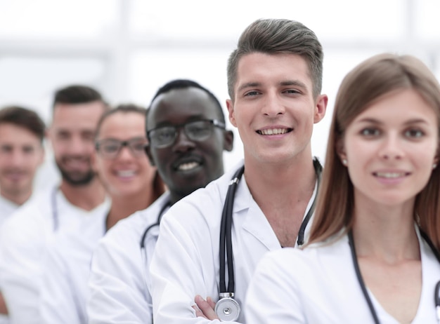 Equipe de médicos mostrando o dedo na câmera