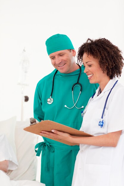 Foto equipe de médicos olhando a câmera