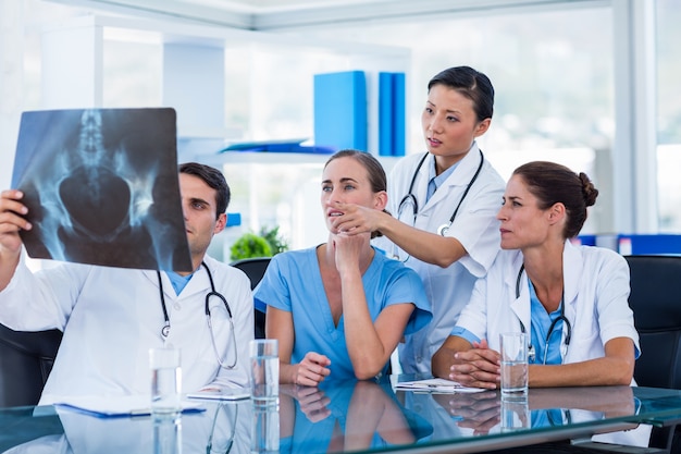 Equipe de médicos olhando para o raio x