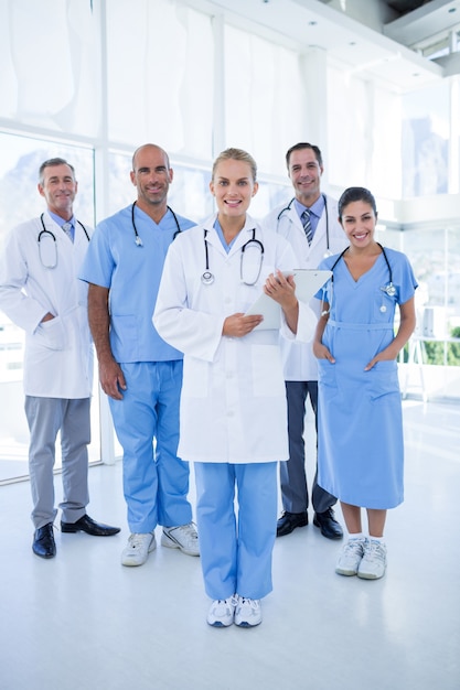 Equipe de médicos sorridentes olhando para câmera