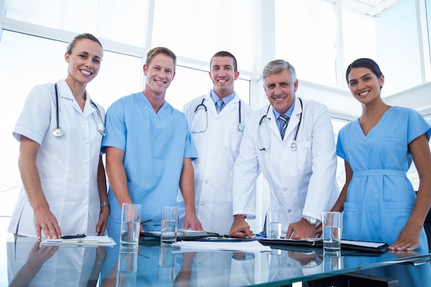 Equipe de médicos sorrindo na câmera