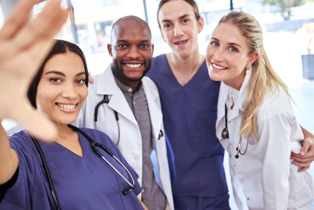 Equipe de médicos tiram uma selfie juntos após o sucesso na sala de emergência da cirurgia em um escritório do hospital Trabalho em equipe feliz e jovens profissionais de saúde prontos para ajudar as pessoas com tratamento médico