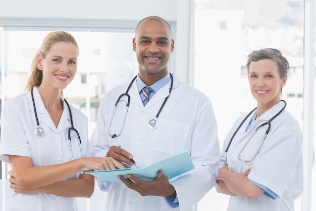 Equipe de médicos trabalhando juntos no arquivo de pacientes