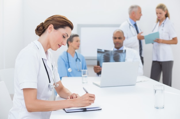 Equipe de médicos trabalhando juntos