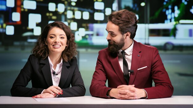 Equipe de mídia apresentando talk show noturno