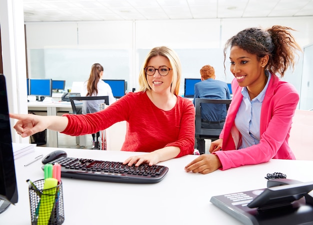 Equipe de mulheres de negócios trabalhando na mesa do escritório