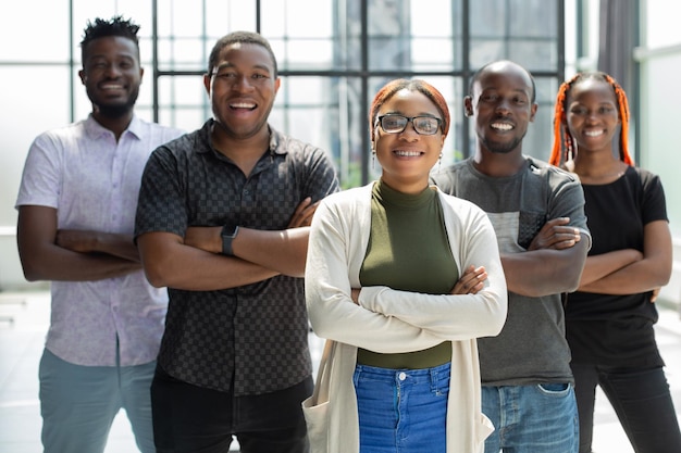 Equipe de negócios africana em briefing discutindo ideias para nova inicialização ou projeto