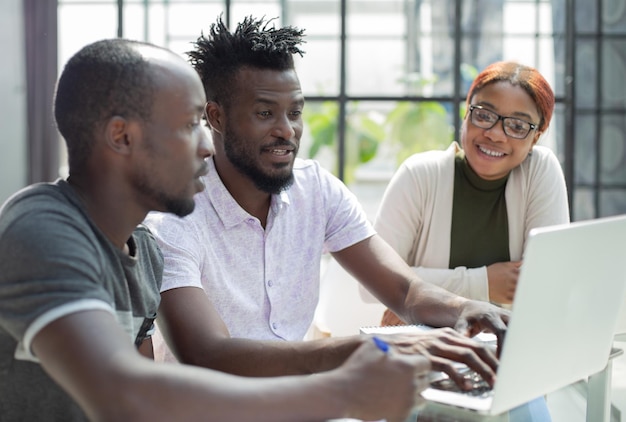 Equipe de negócios africana em briefing discutindo ideias para nova inicialização ou projeto