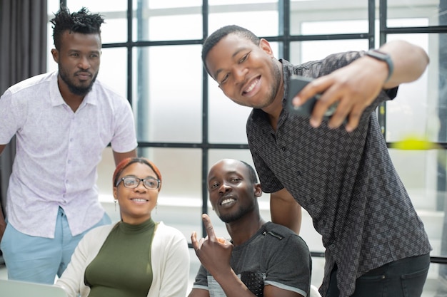 Equipe de negócios africana em briefing discutindo ideias para nova inicialização ou projeto