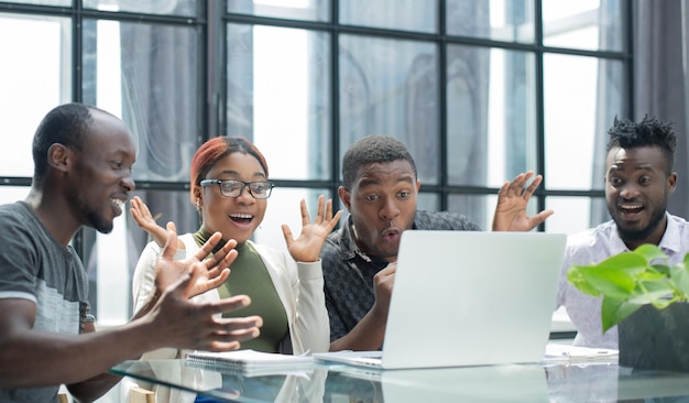 Equipe de negócios africana em briefing discutindo ideias para nova inicialização ou projeto