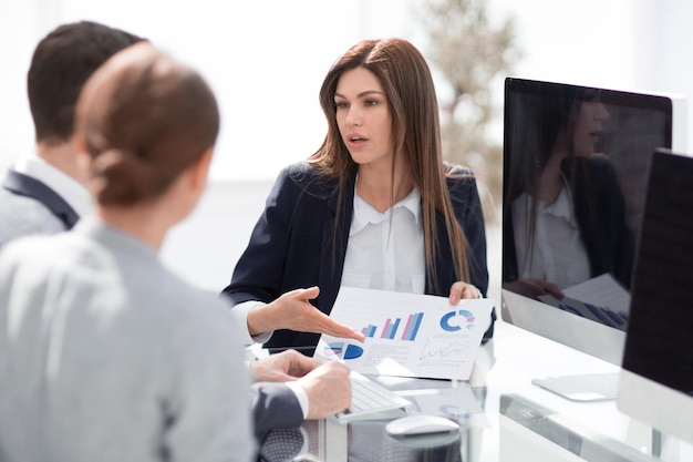 Equipe de negócios analisando desempenho financeiro o conceito de trabalho em equipe