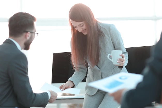 Equipe de negócios analisando gráficos financeiros