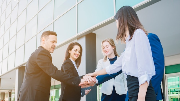 Foto equipe de negócios apertando as mãos