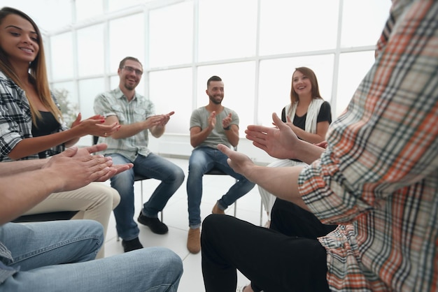 Equipe de negócios aplaude em um workshop no conceito officesuccess
