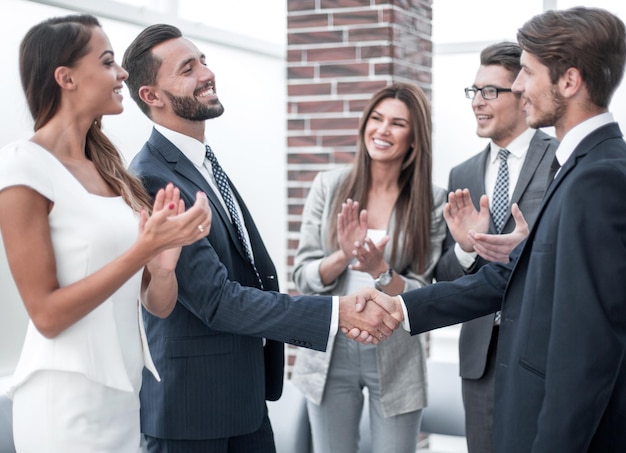 Equipe de negócios aplaude seus líderes o conceito de cooperação