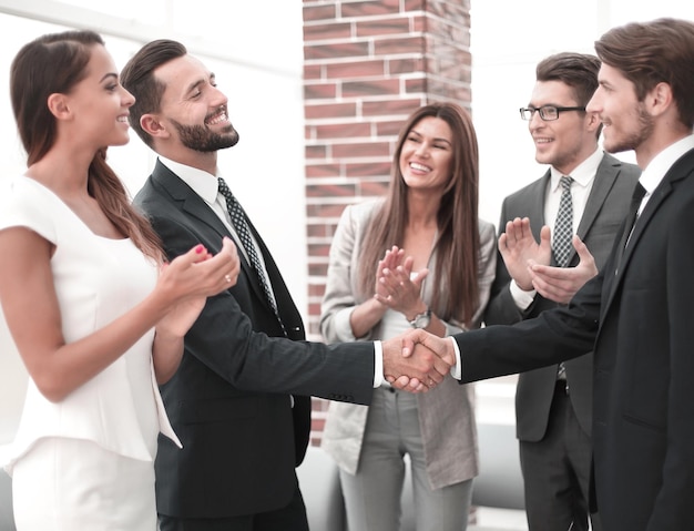 Equipe de negócios aplaude seus líderes