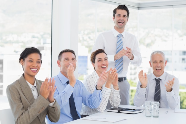 Equipe de negócios aplaudindo durante a conferência