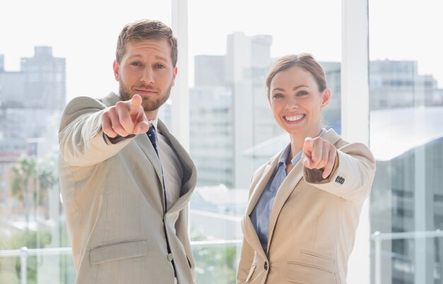 Equipe de negócios apontando para câmera