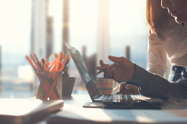 equipe de negócios asiáticos dois juntos trabalhando no escritório