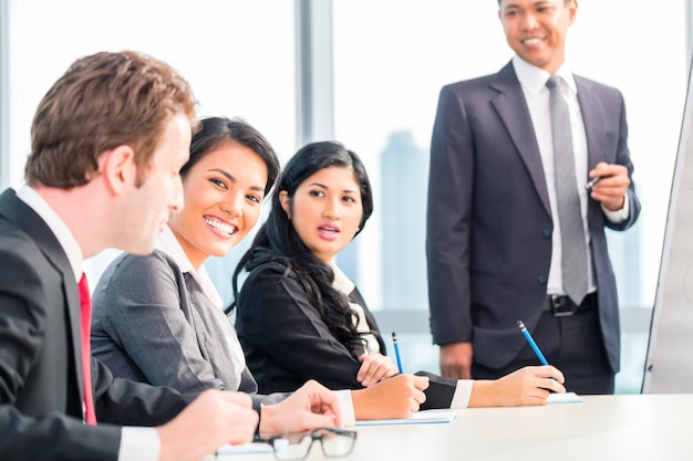 Equipe de negócios asiáticos em apresentação