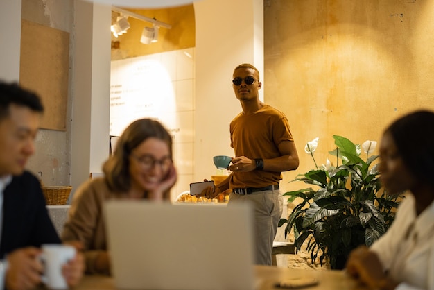 Foto equipe de negócios assistindo algo em um laptop em um café