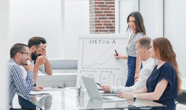 Equipe de negócios bem-sucedida discutindo novo projeto financeiro.