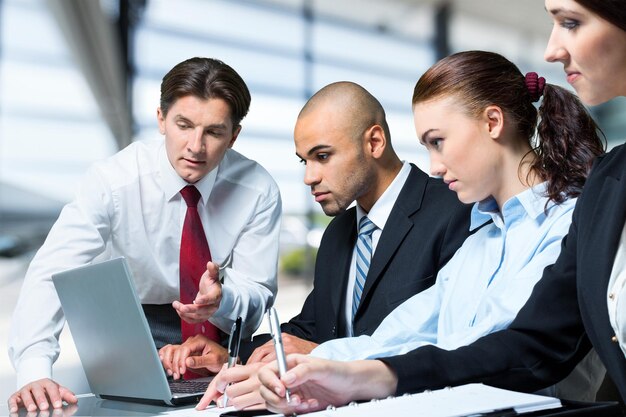 Equipe de negócios bem-sucedida isolada no fundo