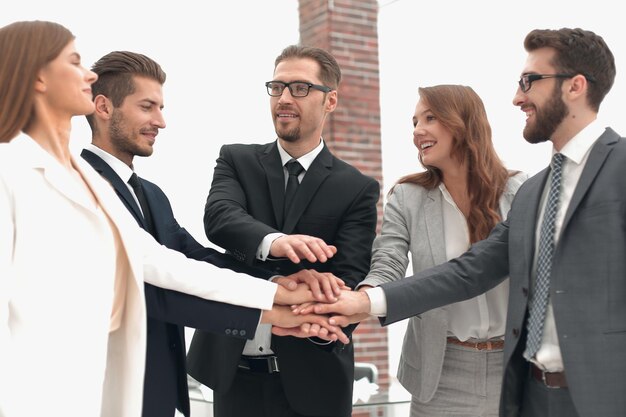 Equipe de negócios bem-sucedida juntando as palmas das mãos o conceito de trabalho em equipe