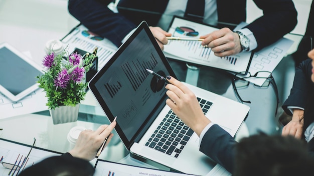 Equipe de negócios bem-sucedida no local de trabalho discutindo o marketi