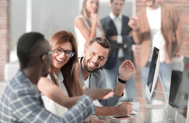 Equipe de negócios bem-sucedida no local de trabalho