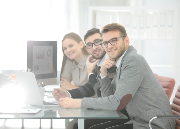 Equipe de negócios bem-sucedida sentada na mesa .foto com espaço de cópia.