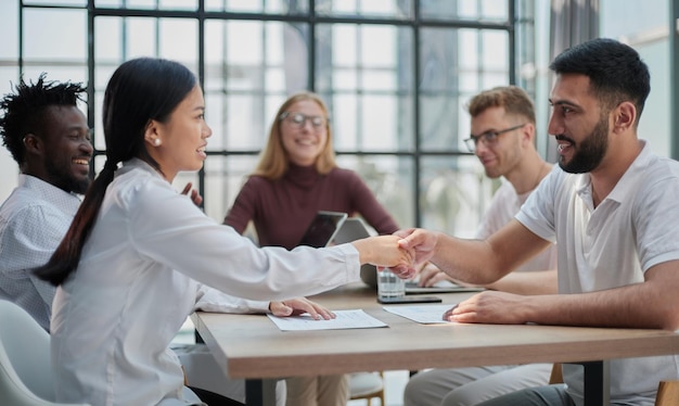 Equipe de negócios bem-sucedida sorrindo trabalho em equipe colega de escritório corporativo