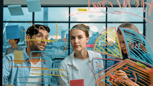 Foto equipe de negócios brainstorm ideia enquanto o líder escrever em notas adesivas tracery